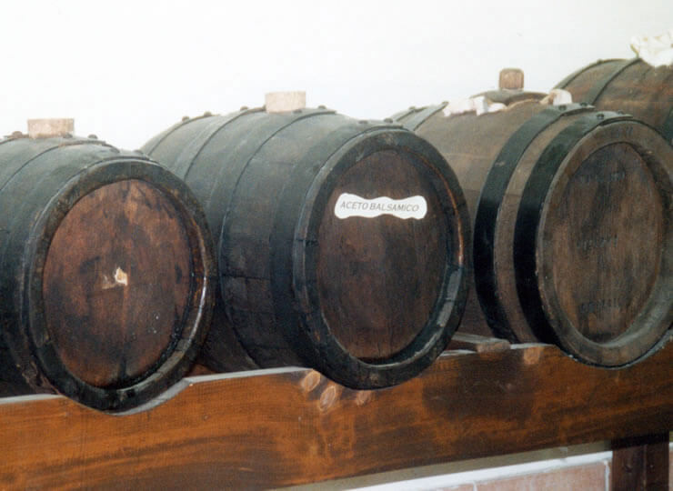 Botti in legno di rovere per produzione di Aceto Balsamico tradizionale di Modena